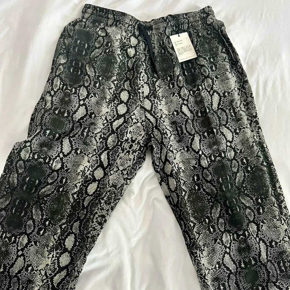 ACACIA Monaco Pants in Sage Python L - Picture 1 of 5